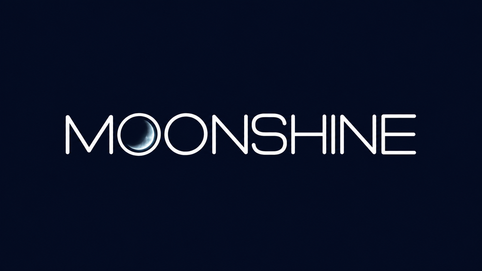 Moonshine-logo yönsinisellä taustalla. Kuu näkyy sanan ensimmäisen O-kirjaimen sisällä.